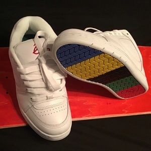 Es accel og shoes white size 8 NIb